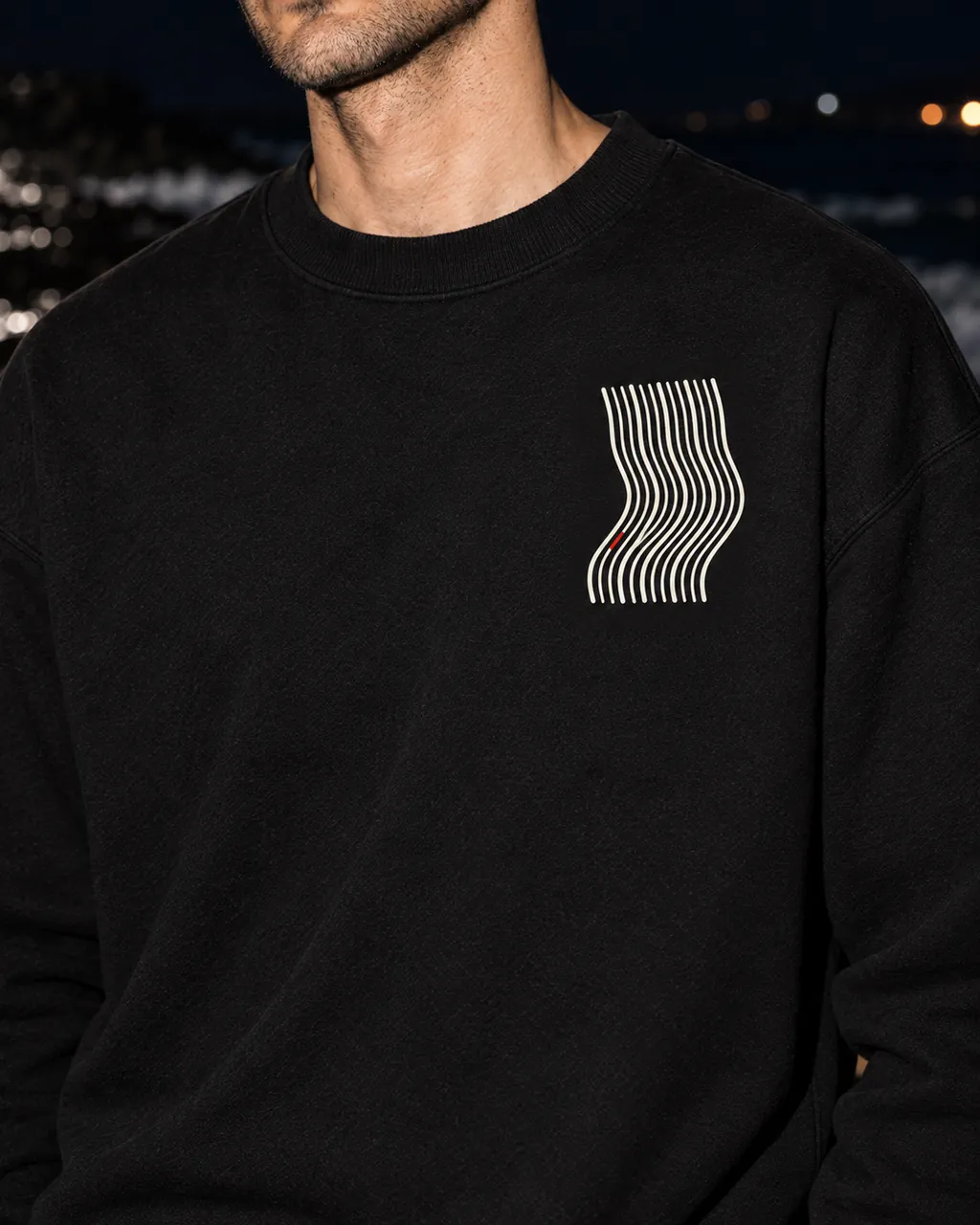 Kavis Premium Siyah Sweatshirt: göğüsteki baskı yakından, gece dalga çizgisinde