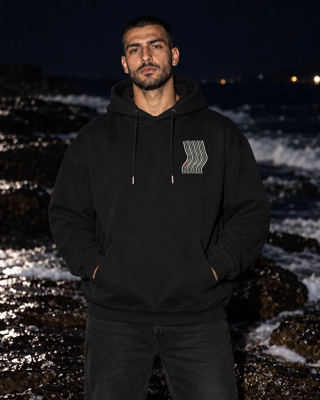 Kavis Premium Siyah Hoodie: model üzerinde, gece dalga çizgisinde