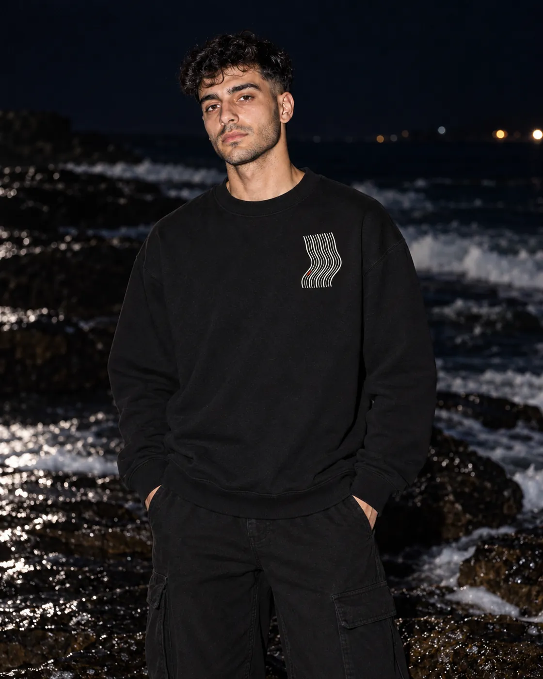 Kavis Premium Siyah Sweatshirt: model üzerinde, gece dalga çizgisinde